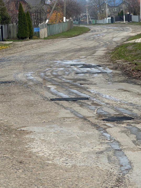 Жителі трьох сіл на Буковині власним коштом підлатали дорогу перед зимою