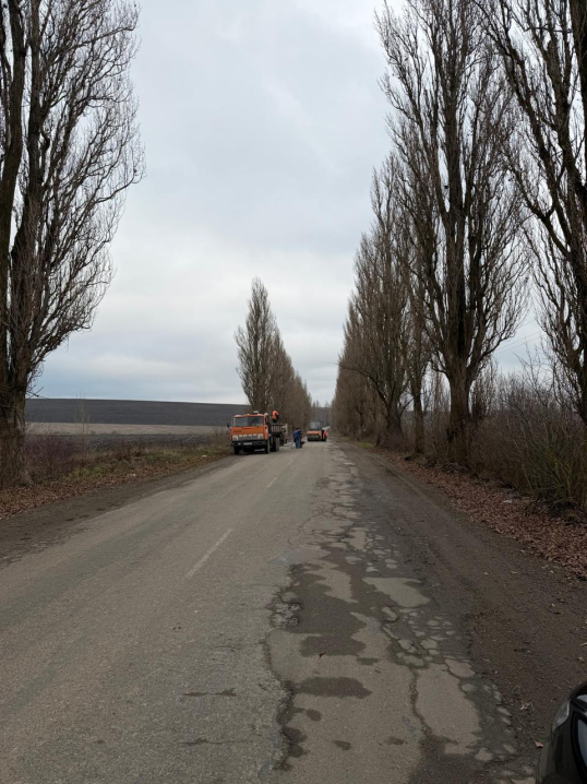 Жителі трьох сіл на Буковині власним коштом підлатали дорогу перед зимою