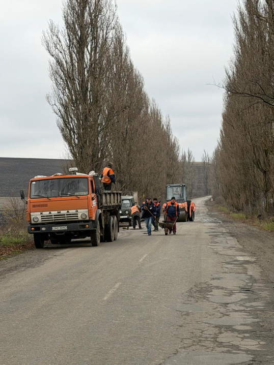 Жителі трьох сіл на Буковині власним коштом підлатали дорогу перед зимою
