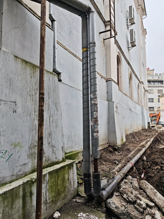 Біля кінотеатру "Чернівці" прибрали повітряну зношену ділянку тепломережі