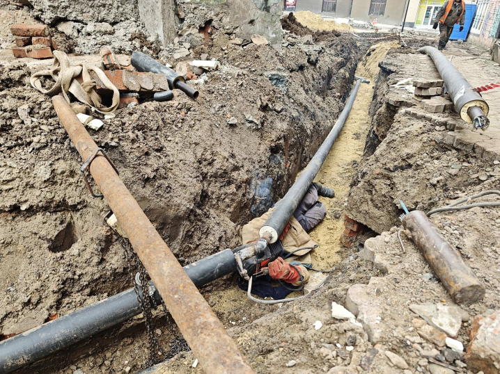 Біля кінотеатру "Чернівці" прибрали повітряну зношену ділянку тепломережі