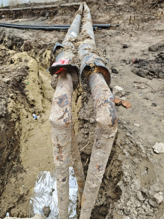 Біля кінотеатру "Чернівці" прибрали повітряну зношену ділянку тепломережі