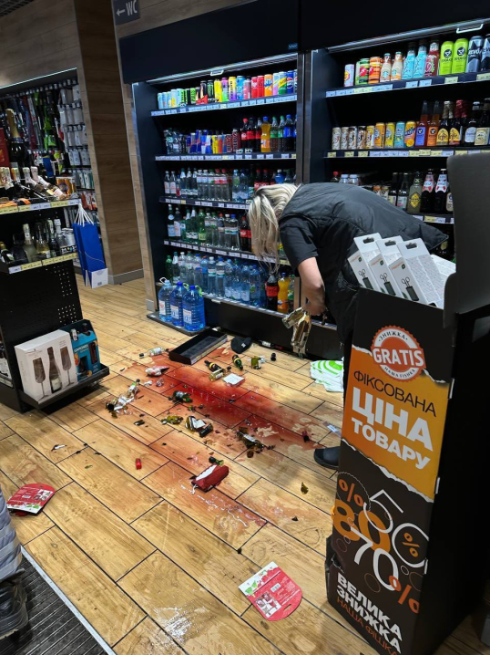 Травми, забої, струс: на Львівщині група нетверезих молодиків напала на учасників ансамблю "Гуцулія" Травми, забої, струс: на Львівщині група нетверезих молодиків напала на учасників ансамблю "Гуцулія"