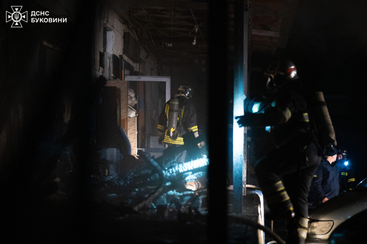 У Заставні з пожежі врятували чоловіка, який травмувався і не міг покинути будинок У Заставні з пожежі врятували чоловіка, який травмувався і не міг покинути будинок
