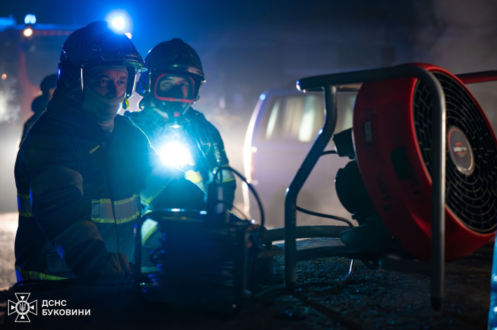 У Заставні з пожежі врятували чоловіка, який травмувався і не міг покинути будинок У Заставні з пожежі врятували чоловіка, який травмувався і не міг покинути будинок