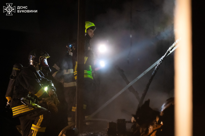 У Заставні з пожежі врятували чоловіка, який травмувався і не міг покинути будинок У Заставні з пожежі врятували чоловіка, який травмувався і не міг покинути будинок
