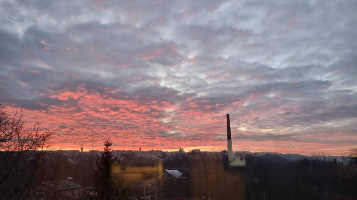 Містяни діляться вражаючими фото барвистого заходу сонця над Чернівцями