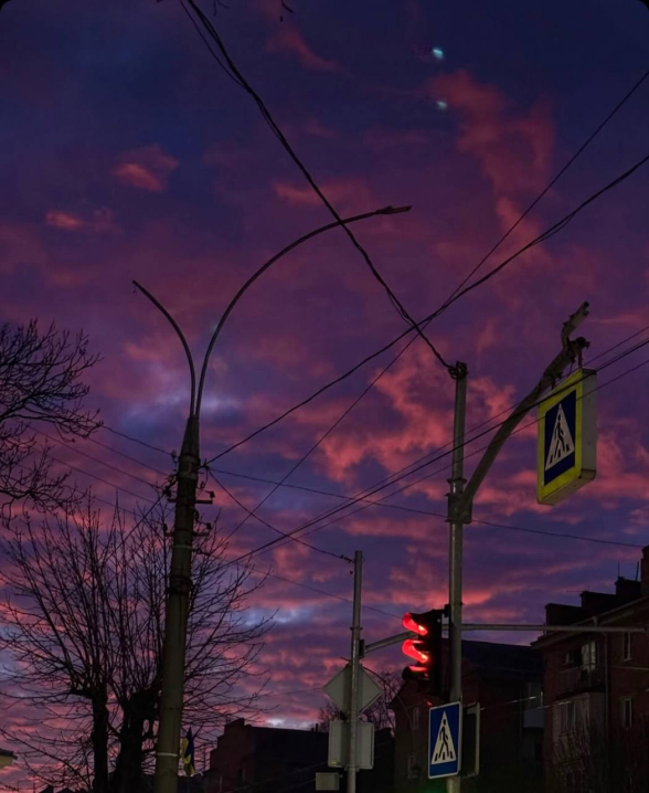 Містяни діляться вражаючими фото барвистого заходу сонця над Чернівцями