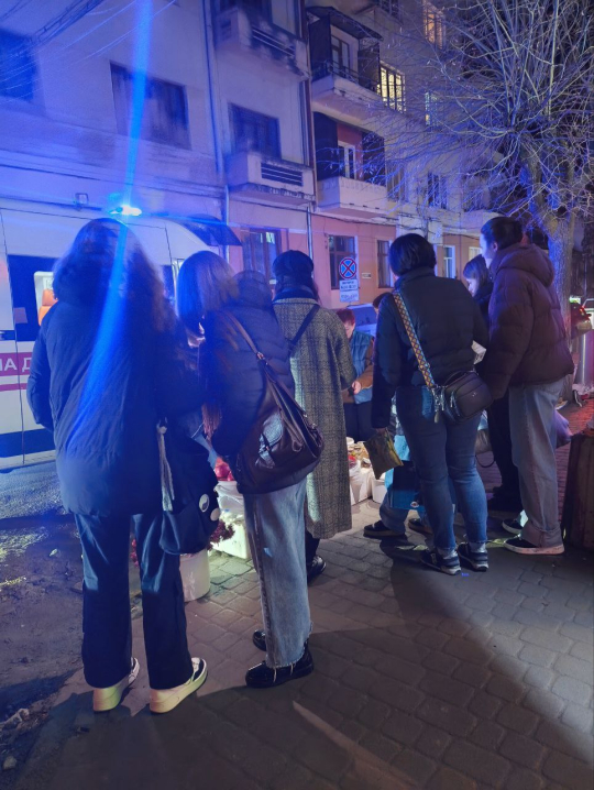 На Університетській бабусі, яка торгувала на вулиці, стало погано: швидка їхала 15 хвилин На Університетській бабусі, яка торгувала на вулиці, стало погано: швидка їхала 15 хвилин