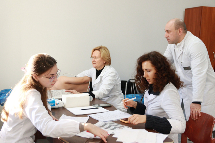 У Чернівцях лікарі Інституту Амосова обстежили 20-денне немовля