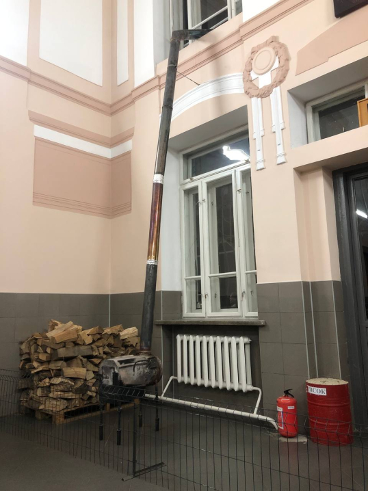 На залізничному вокзалі Чернівців працює пункт незламності з дровами і буржуйками: як це виглядає На залізничному вокзалі Чернівців працює пункт незламності з дровами і буржуйками: як це виглядає