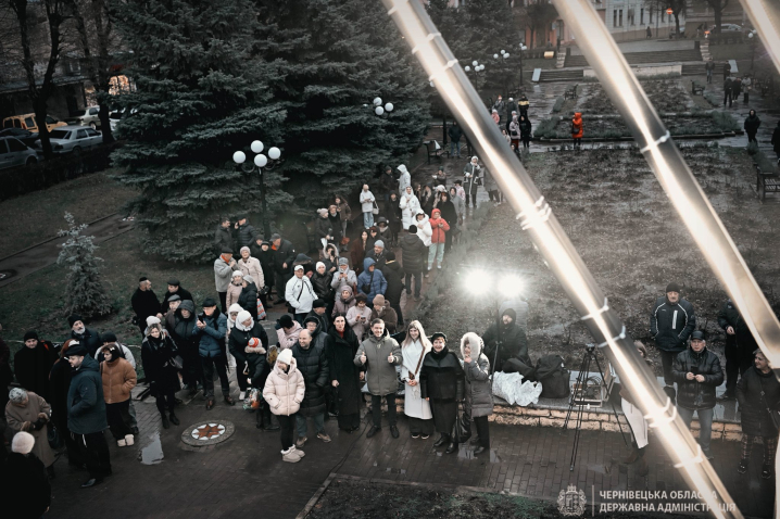 У Чернівцях засяяла перша свічка Менори У Чернівцях засяяла перша свічка Менори