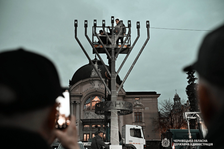 У Чернівцях засяяла перша свічка Менори У Чернівцях засяяла перша свічка Менори