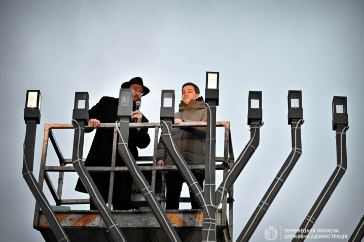 У Чернівцях засяяла перша свічка Менори У Чернівцях засяяла перша свічка Менори