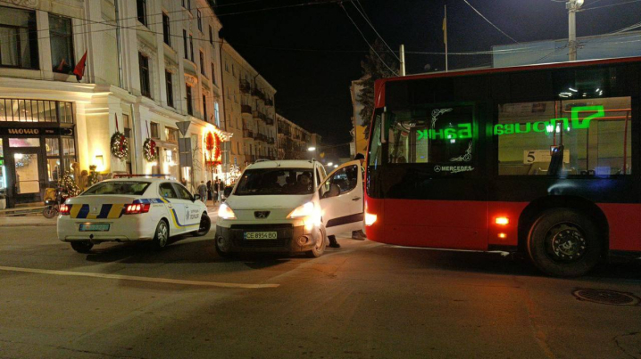 На Центральній площі водії автобуса та легковика влаштували розбірки посеред дороги На Центральній площі водії автобуса та легковика влаштували розбірки посеред дороги
