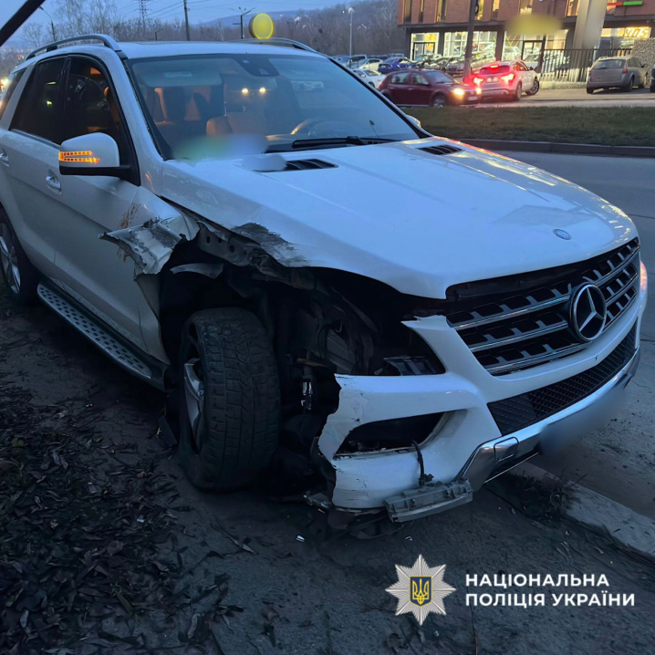Водійка Mercedes врізалася у електроопору на Калинівській у Чернівцях Водійка Mercedes врізалася у електроопору на Калинівській у Чернівцях