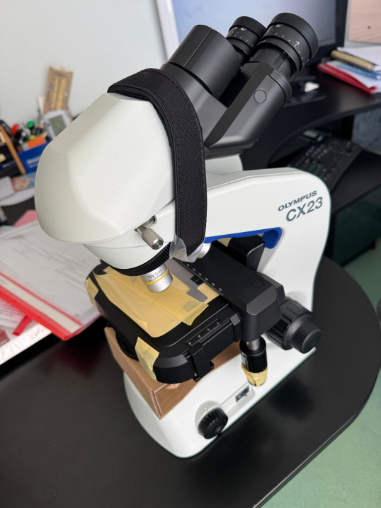 Для Чернівецької дитячої лікарні придбали сучасний мікроскоп для лабораторії