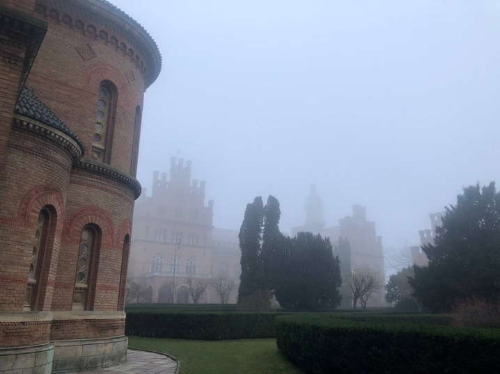 Під вечір на вулиці Чернівців ліг густий туман