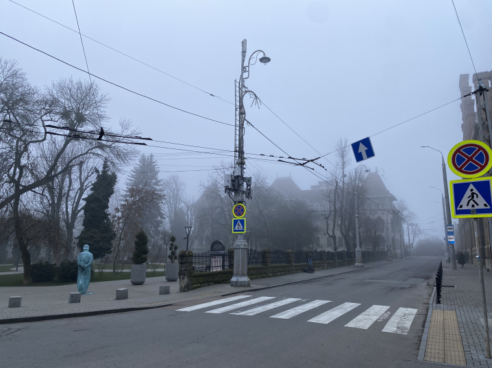 Під вечір на вулиці Чернівців ліг густий туман