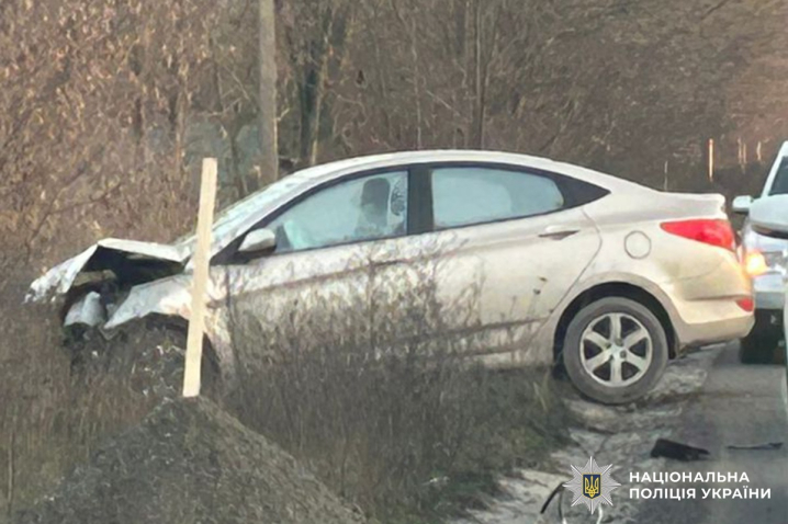 У Новодністровську внаслідок зіткнення автівка перекинулась на дах У Новодністровську внаслідок зіткнення автівка перекинулась на дах