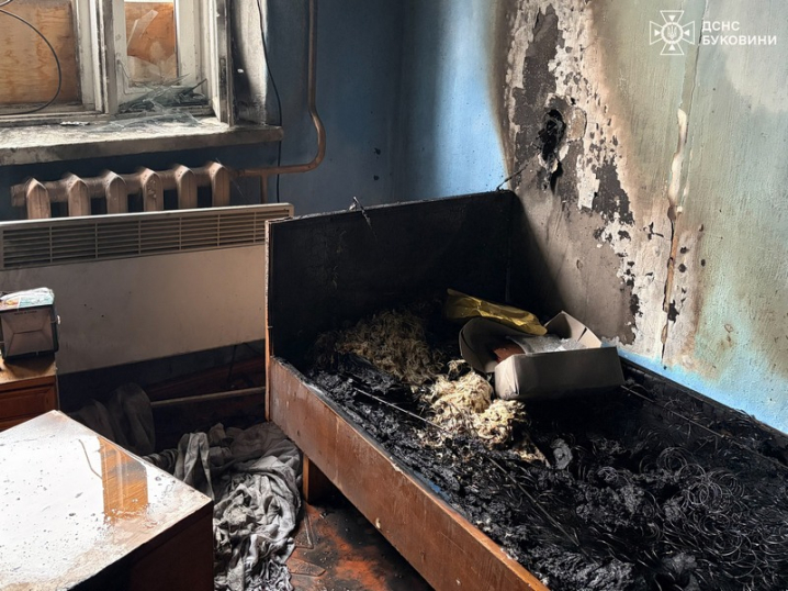 Пожежа у гуртожитку на Буковині. Рятувальники евакуювали мешканців з будівлі Пожежа у гуртожитку на Буковині. Рятувальники евакуювали мешканців з будівлі