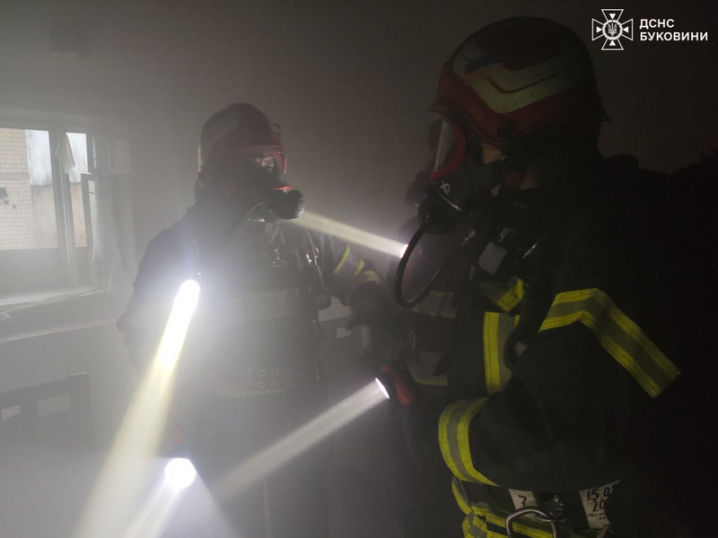 Пожежа у гуртожитку на Буковині. Рятувальники евакуювали мешканців з будівлі Пожежа у гуртожитку на Буковині. Рятувальники евакуювали мешканців з будівлі