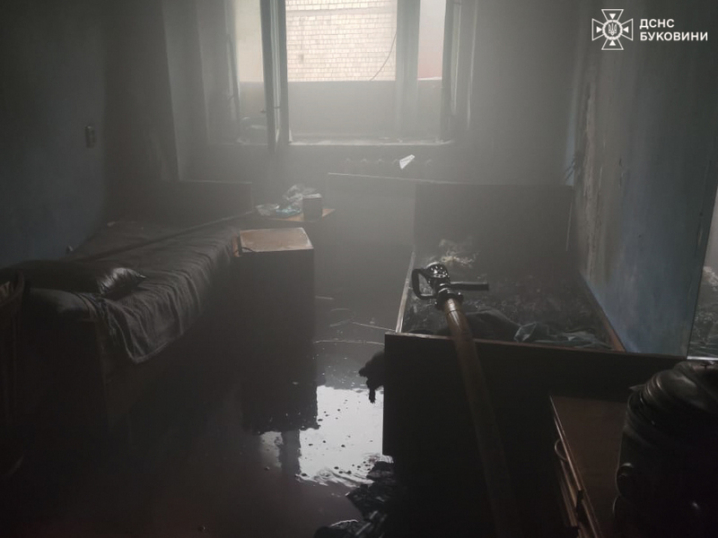 Пожежа у гуртожитку на Буковині. Рятувальники евакуювали мешканців з будівлі Пожежа у гуртожитку на Буковині. Рятувальники евакуювали мешканців з будівлі