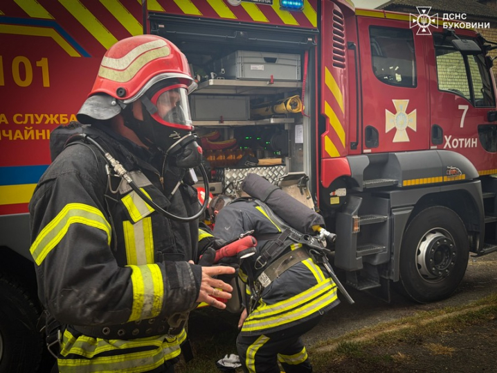 Пожежа у гуртожитку на Буковині. Рятувальники евакуювали мешканців з будівлі Пожежа у гуртожитку на Буковині. Рятувальники евакуювали мешканців з будівлі