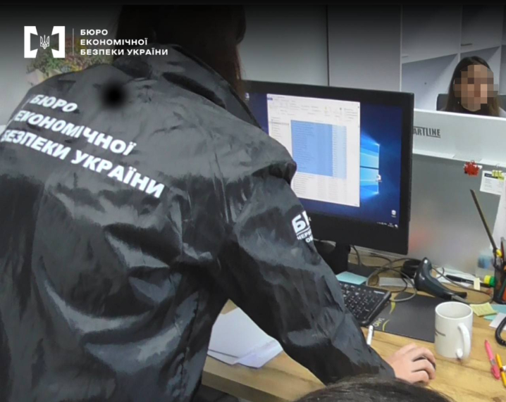 Зарплати в конвертах і фіктивні ФОПи: викрили масштабну податкову схему у Чернівцях Зарплати в конвертах і фіктивні ФОПи: викрили масштабну податкову схему у Чернівцях