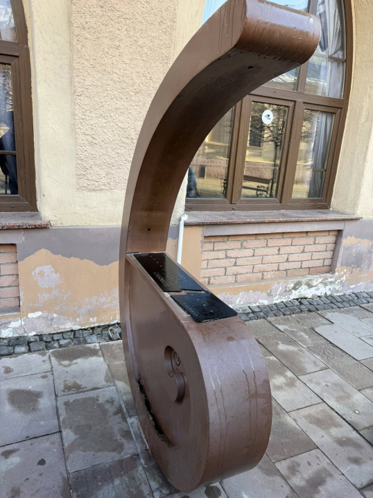 У Чернівцях вандали зламали лазерну арфу на вулиці Кобилянської