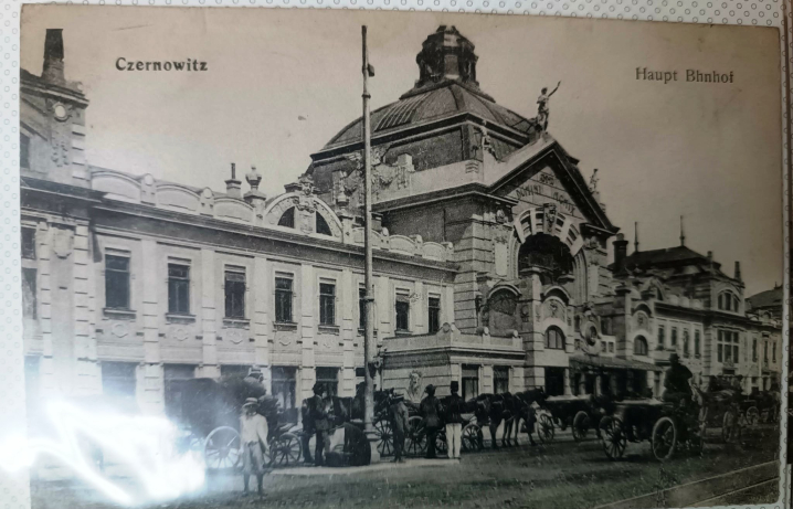 Науковій бібліотеці ЧНУ подарували унікальну колекцію історичних листівок