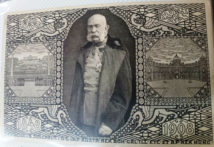 Науковій бібліотеці ЧНУ подарували унікальну колекцію історичних листівок