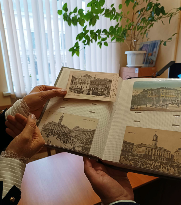 Науковій бібліотеці ЧНУ подарували унікальну колекцію історичних листівок