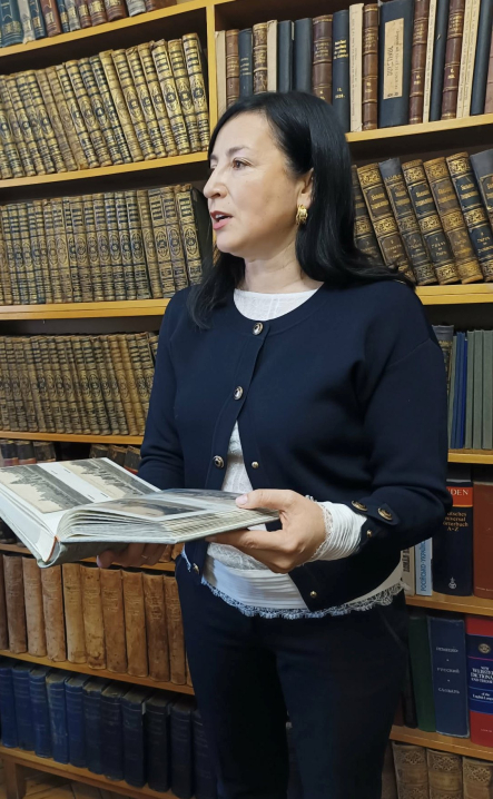 Науковій бібліотеці ЧНУ подарували унікальну колекцію історичних листівок