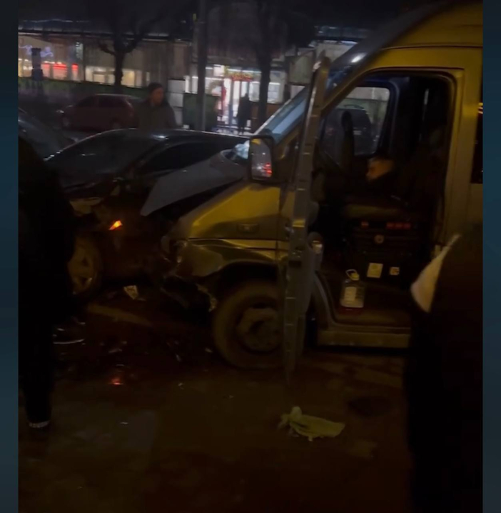 У Чернівцях біля "Формаркета" п'яний водій буса врізався у авто: машини потрощені