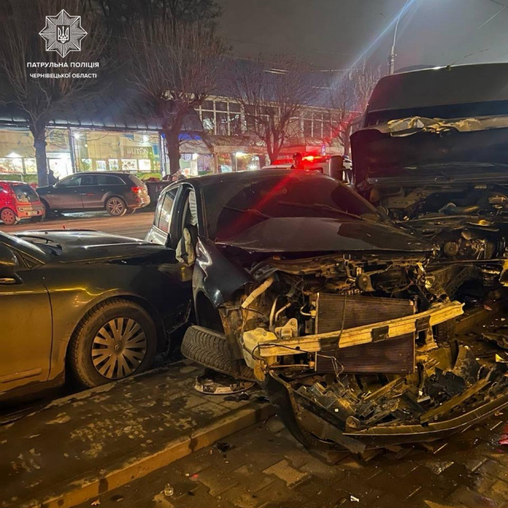 Автотроща на Проспекті. П’яний водій на бусі протаранив 3 автомобілі 