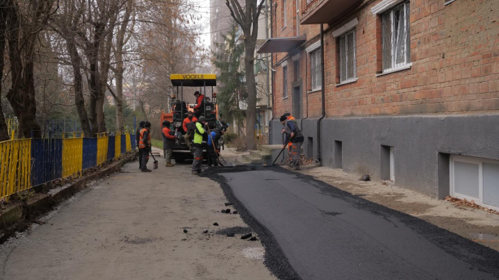 У Чернівцях на вулиці Головній завершили ремонт одного з міжбудинкових проїзду