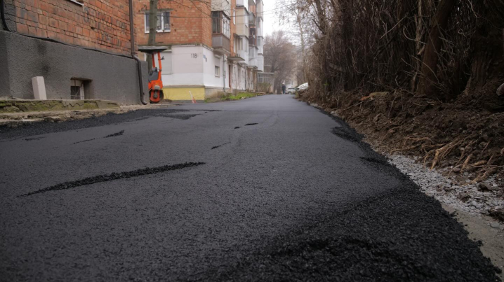 У Чернівцях на вулиці Головній завершили ремонт одного з міжбудинкових проїзду