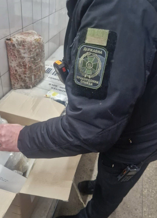 Колекцію з 35 старовинних монет і медалей намагалися вивезти через пункт пропуску «Порубне»