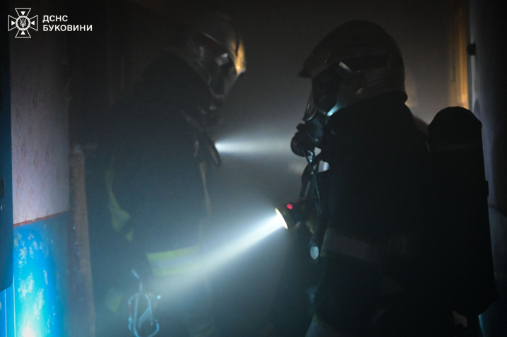 У Чернівцях під час пожежі в багатоповерхівці на вулиці Скальда загинула людина