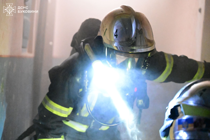 У Чернівцях під час пожежі в багатоповерхівці на вулиці Скальда загинула людина
