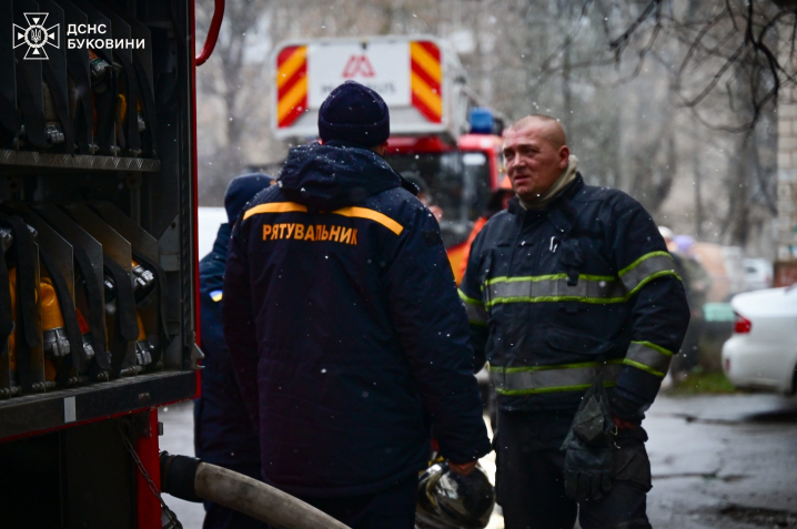 У Чернівцях під час пожежі в багатоповерхівці на вулиці Скальда загинула людина