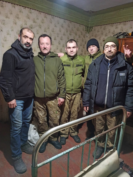 Волонтери Лівинецької громади передали військовим авто, Starlink та ліки