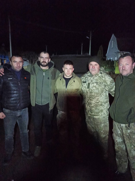 Волонтери Лівинецької громади передали військовим авто, Starlink та ліки