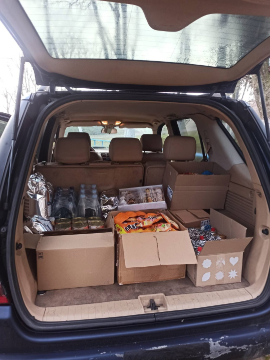 Волонтери Лівинецької громади передали військовим авто, Starlink та ліки