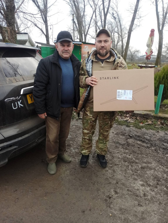 Волонтери Лівинецької громади передали військовим авто, Starlink та ліки