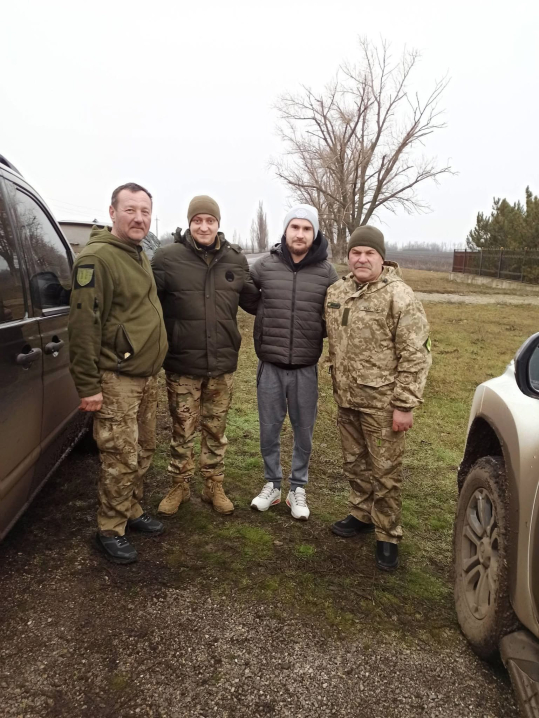 Волонтери Лівинецької громади передали військовим авто, Starlink та ліки