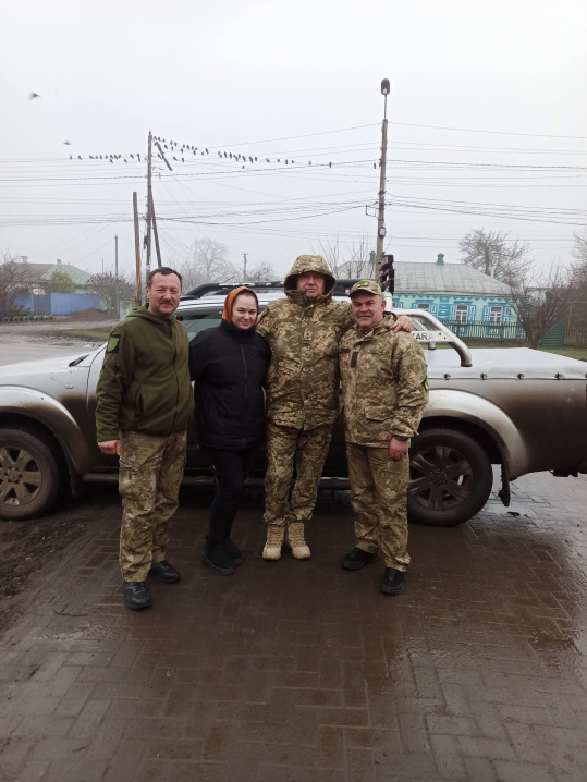 Волонтери Лівинецької громади передали військовим авто, Starlink та ліки