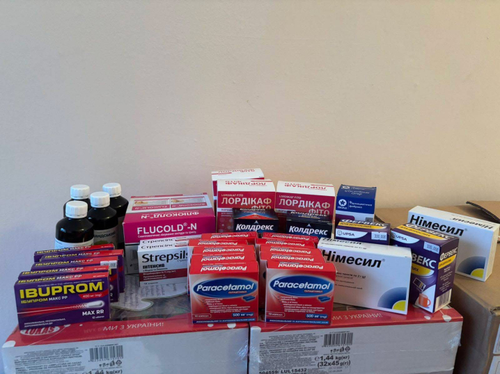 Волонтери Лівинецької громади передали військовим авто, Starlink та ліки