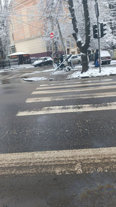У Чернівцях на Садовій знесли світлофорний стовп